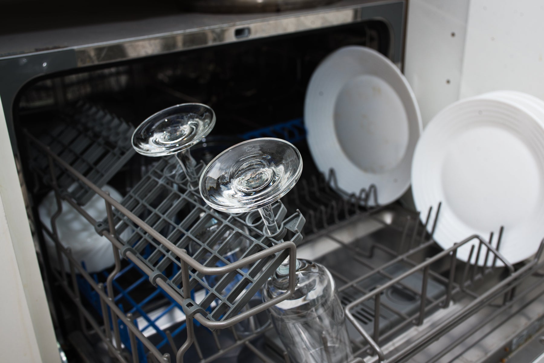 Spülmaschine entkalken & reinigen: So bleibt sie hygienisch